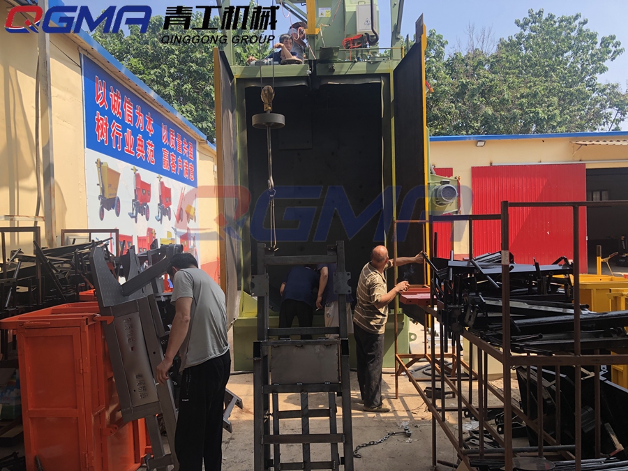 青州（zhōu）某企業定製的青工電動車架雙吊鉤式拋丸機（jī）安裝現場